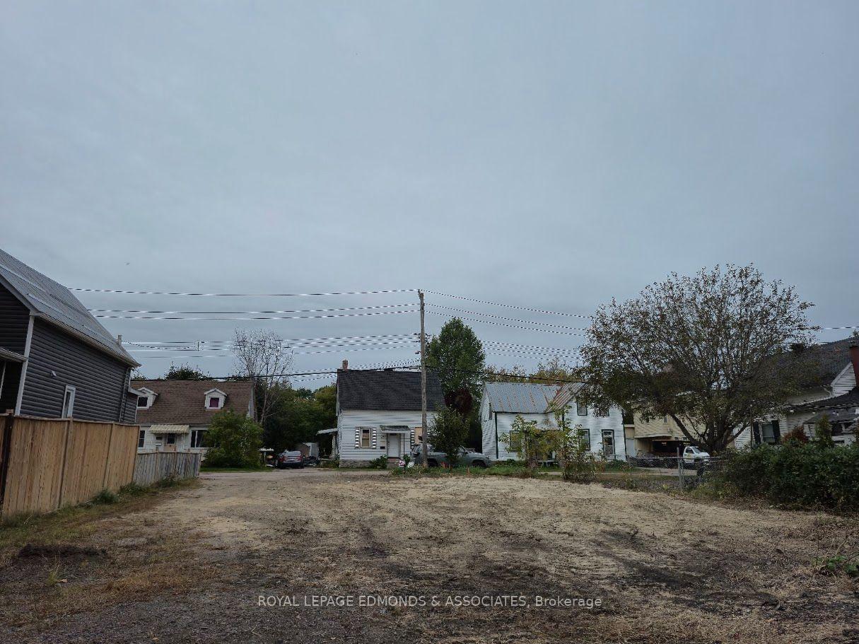 Photo 2 of 479 Moffat Street, Pembroke, Pembroke — HOMEH