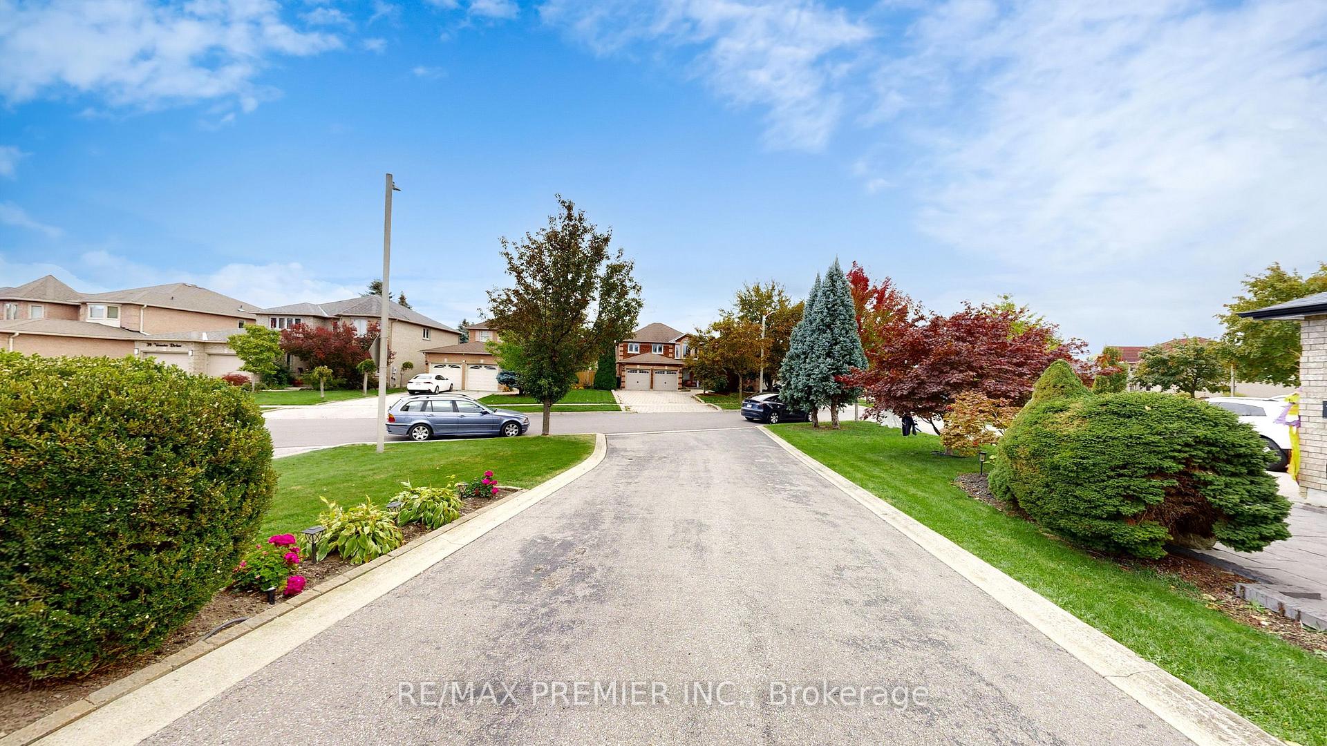 Photo 2 of 32 Veneto Drive, Vaughan, Vaughan Grove — HOMEH