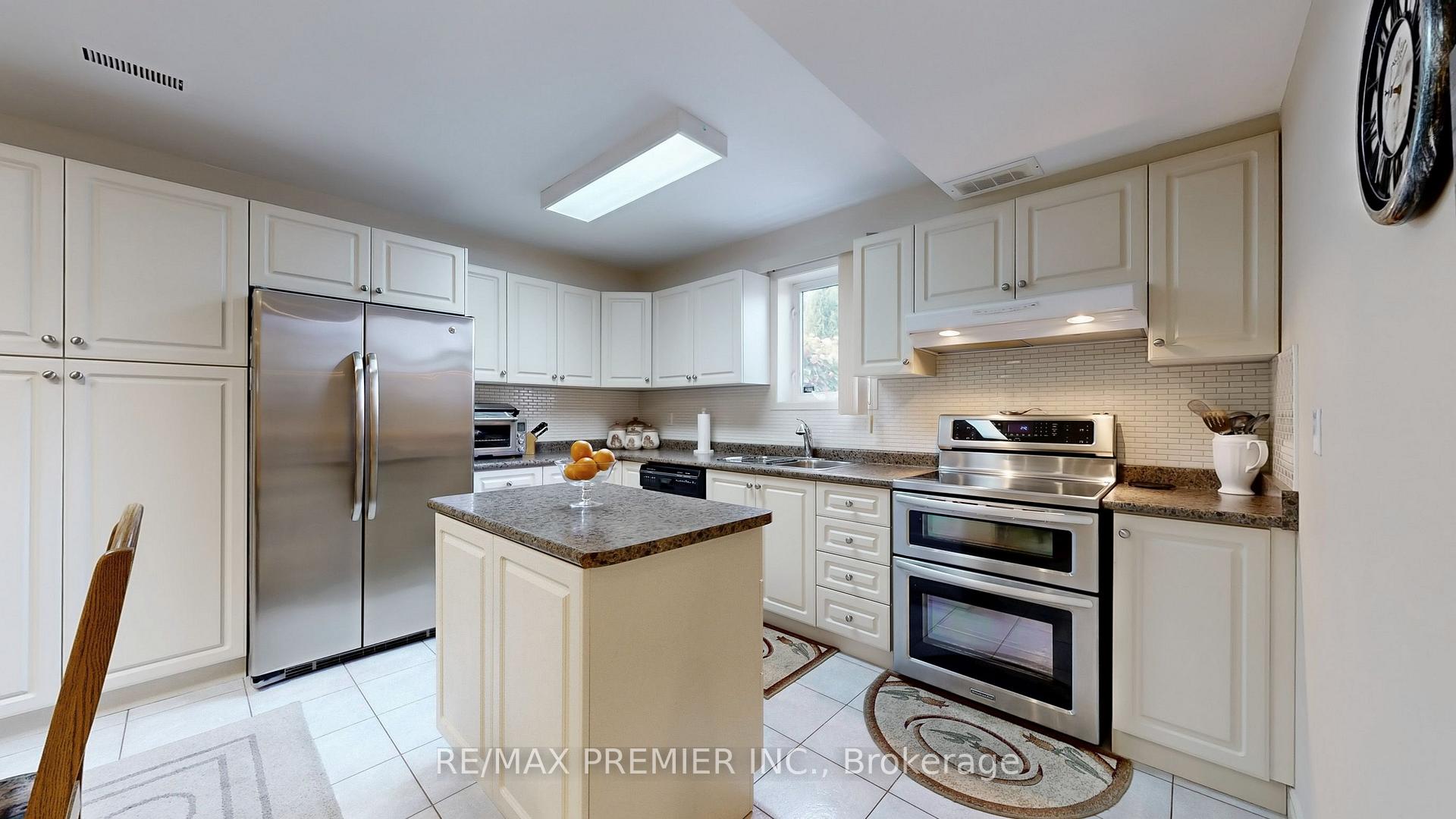 Photo 3 of 32 Veneto Drive, Vaughan, Vaughan Grove — HOMEH