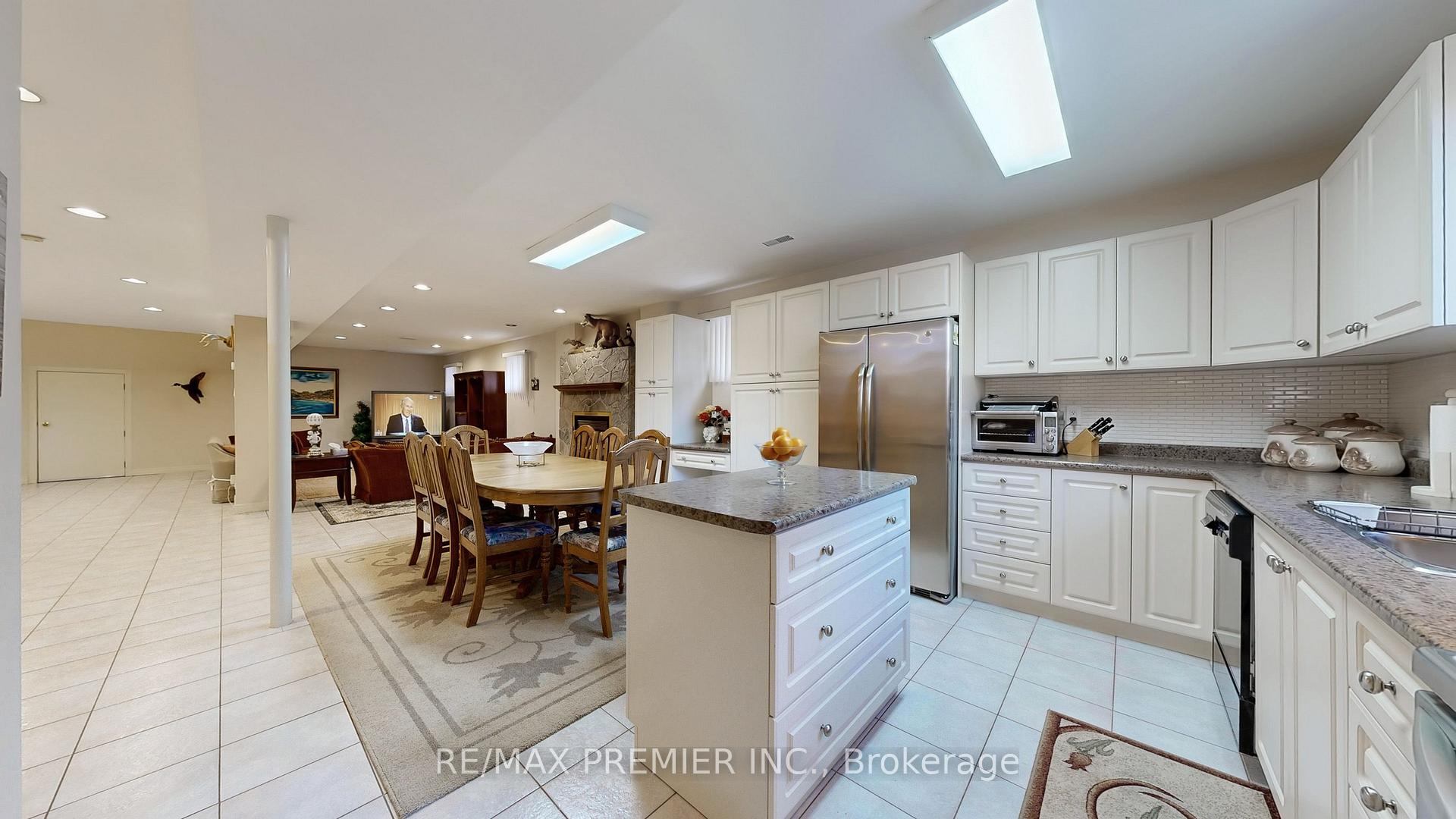 Photo 4 of 32 Veneto Drive, Vaughan, Vaughan Grove — HOMEH
