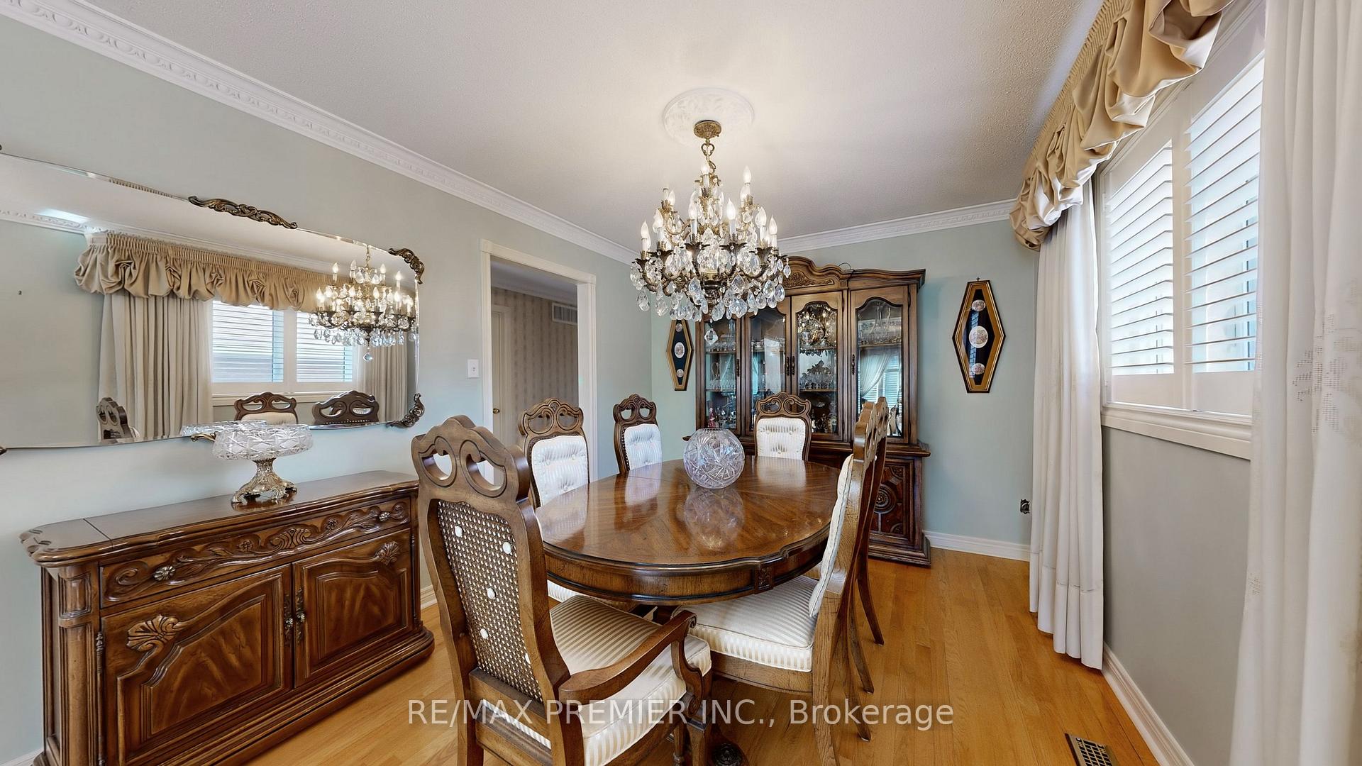 Photo 5 of 32 Veneto Drive, Vaughan, Vaughan Grove — HOMEH