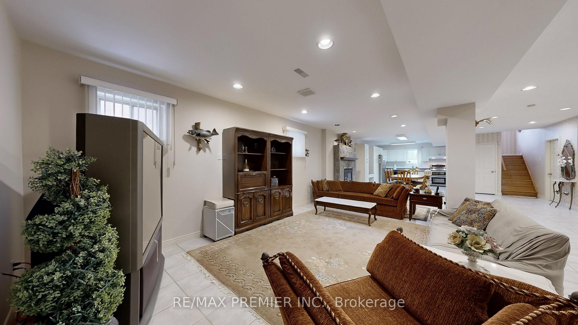 Photo 7 of 32 Veneto Drive, Vaughan, Vaughan Grove — HOMEH