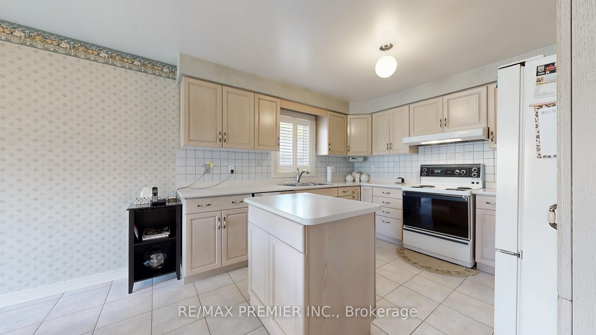 Photo 8 of 32 Veneto Drive, Vaughan, Vaughan Grove — HOMEH