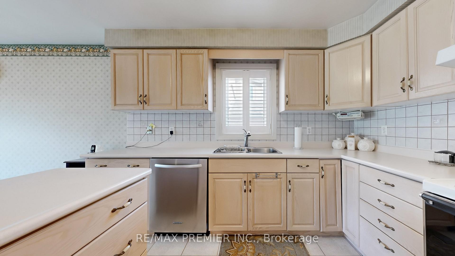 Photo 9 of 32 Veneto Drive, Vaughan, Vaughan Grove — HOMEH