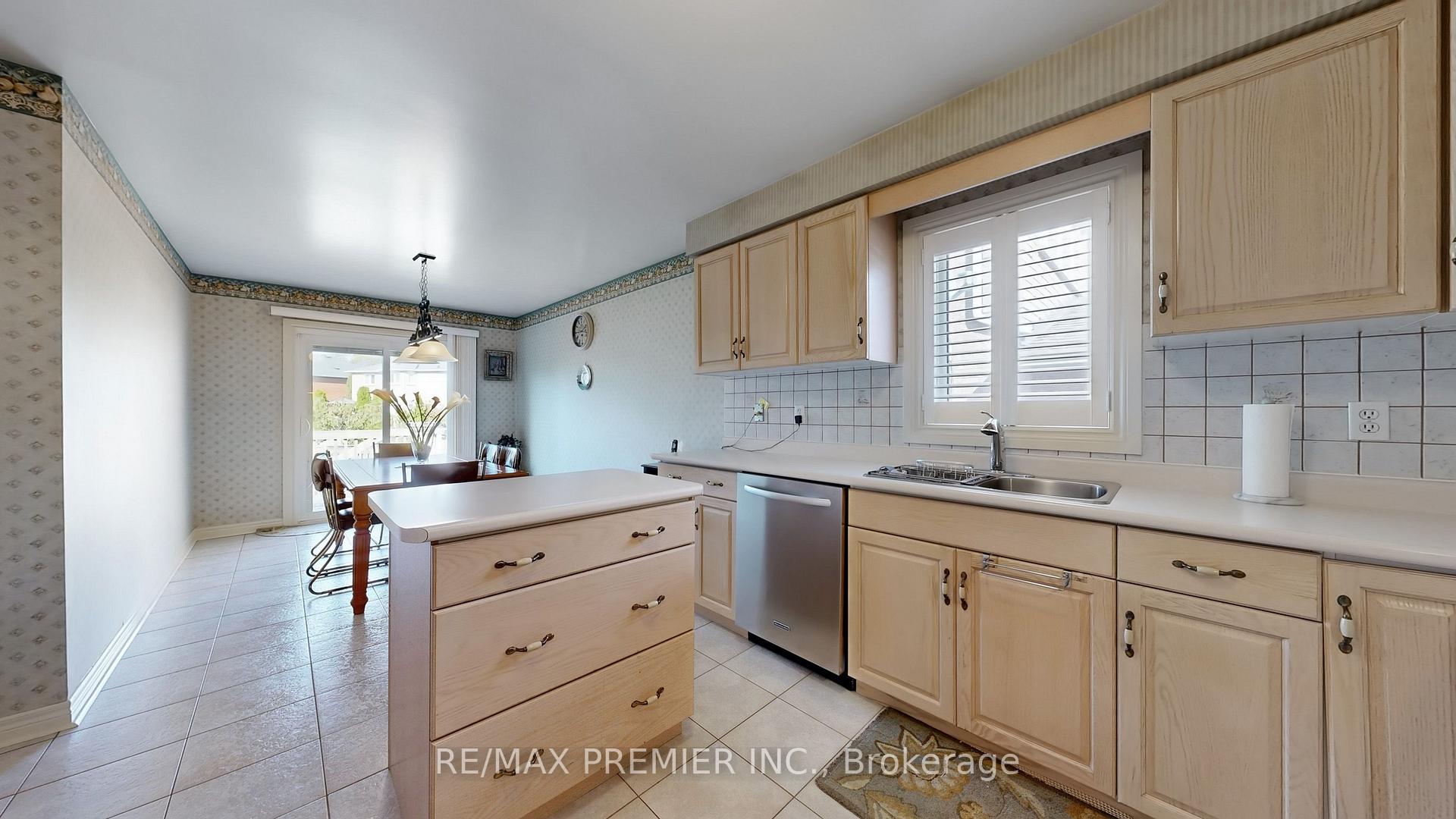 Photo 10 of 32 Veneto Drive, Vaughan, Vaughan Grove — HOMEH
