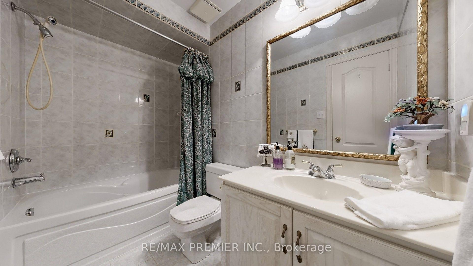 Photo 15 of 32 Veneto Drive, Vaughan, Vaughan Grove — HOMEH