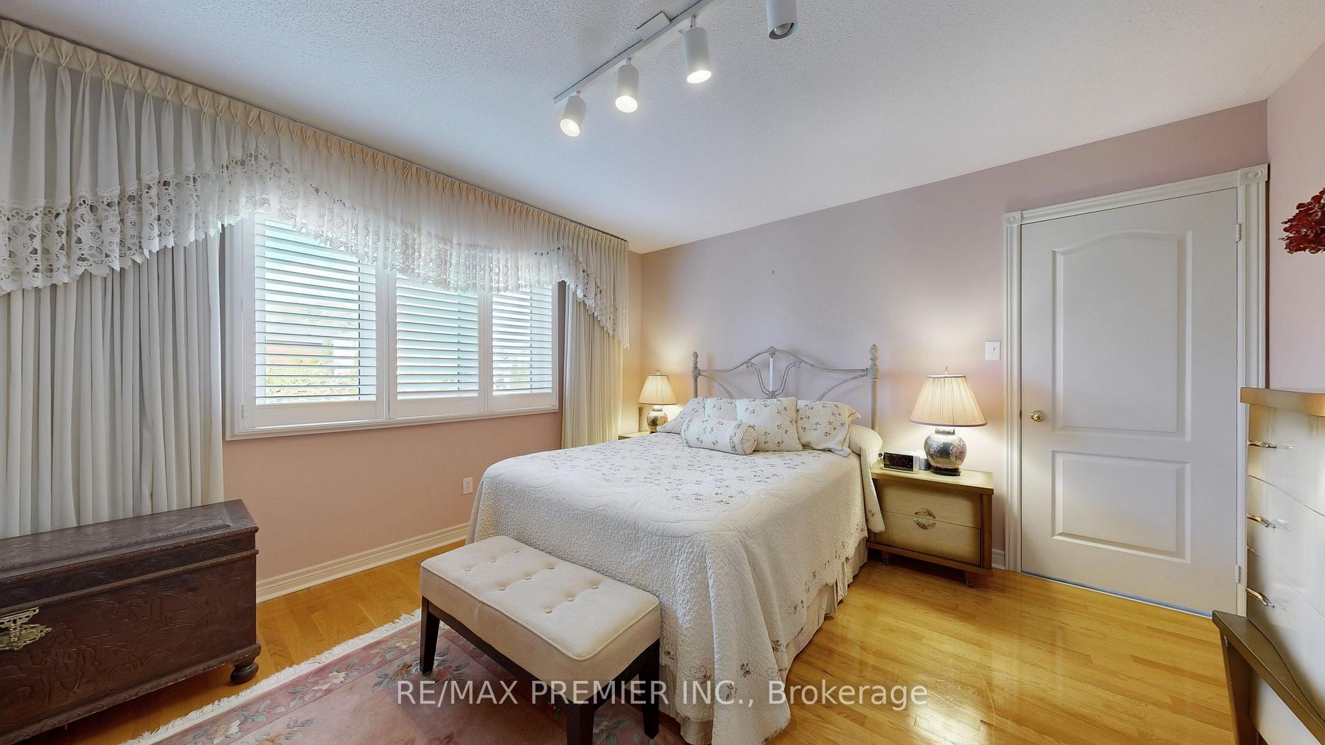 Photo 16 of 32 Veneto Drive, Vaughan, Vaughan Grove — HOMEH