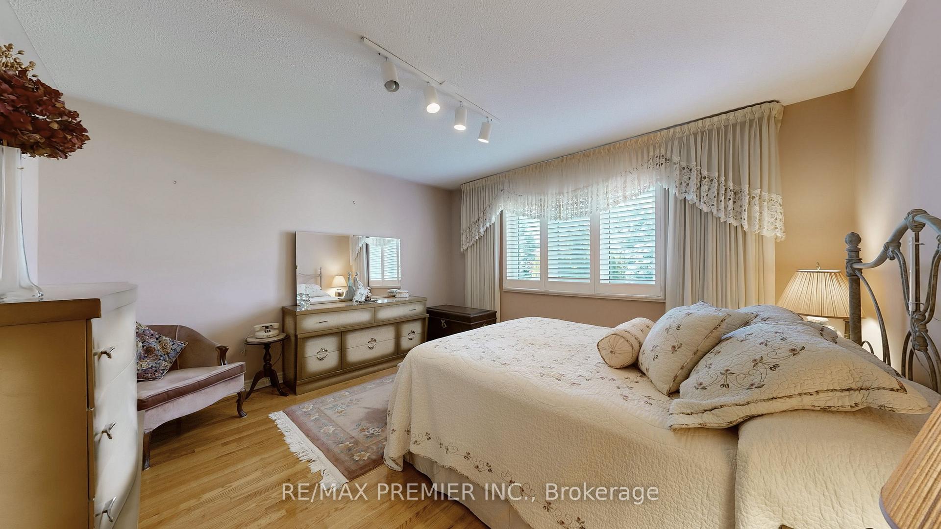 Photo 17 of 32 Veneto Drive, Vaughan, Vaughan Grove — HOMEH
