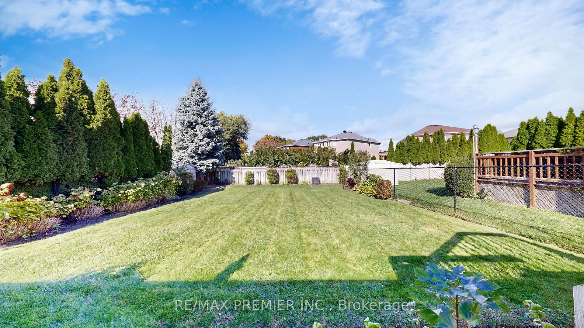 Photo 24 of 32 Veneto Drive, Vaughan, Vaughan Grove — HOMEH