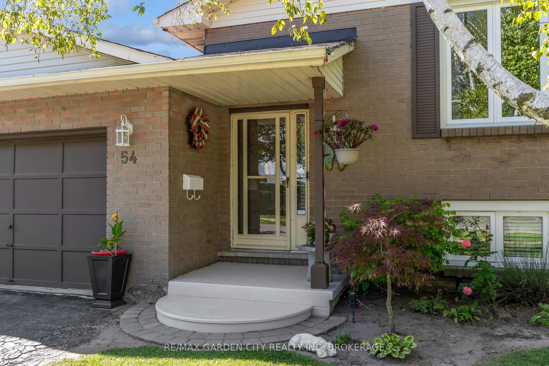 Photo 2 of 54 Crestcombe Road, St. Catharines, Ridley — HOMEH