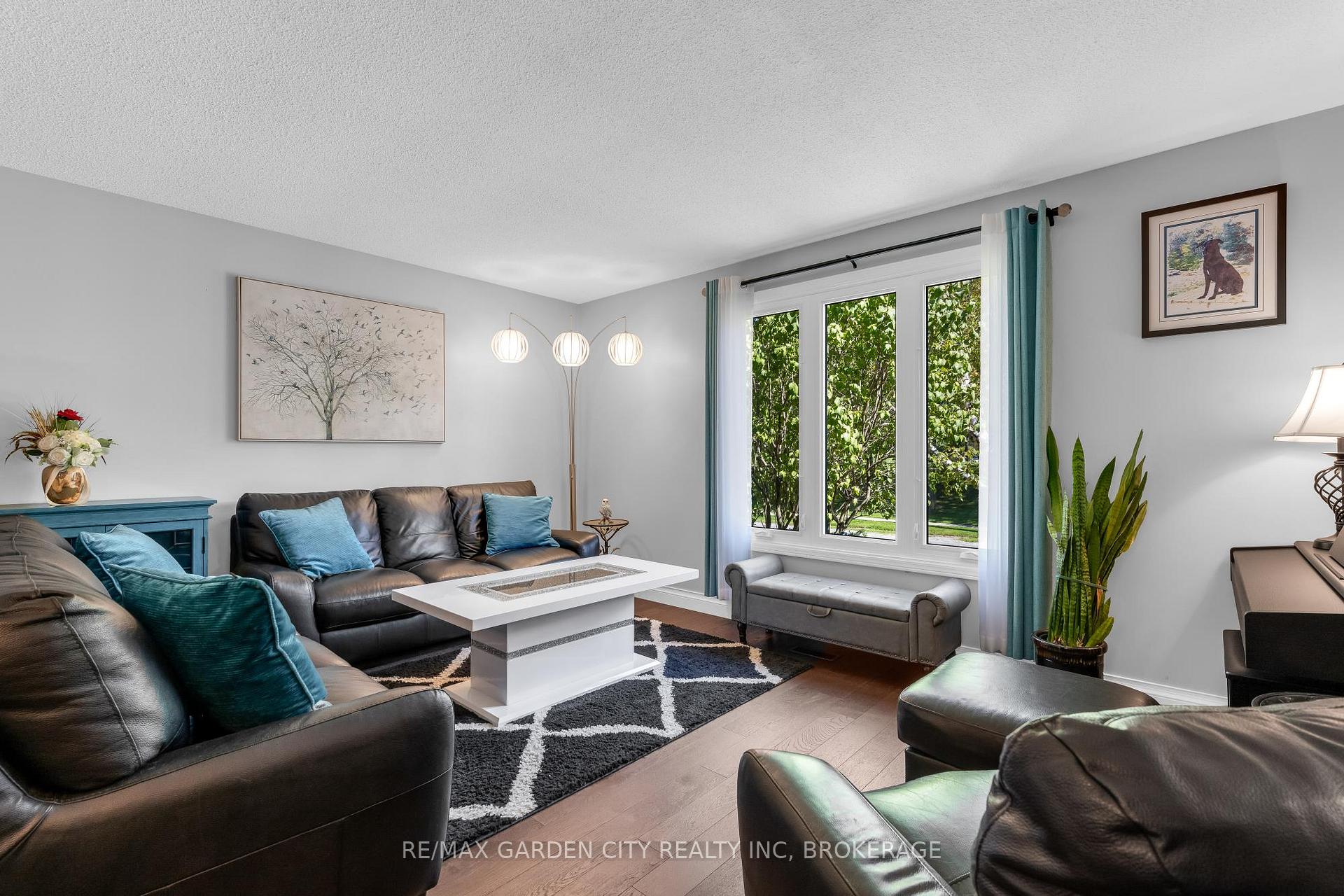 Photo 3 of 54 Crestcombe Road, St. Catharines, Ridley — HOMEH