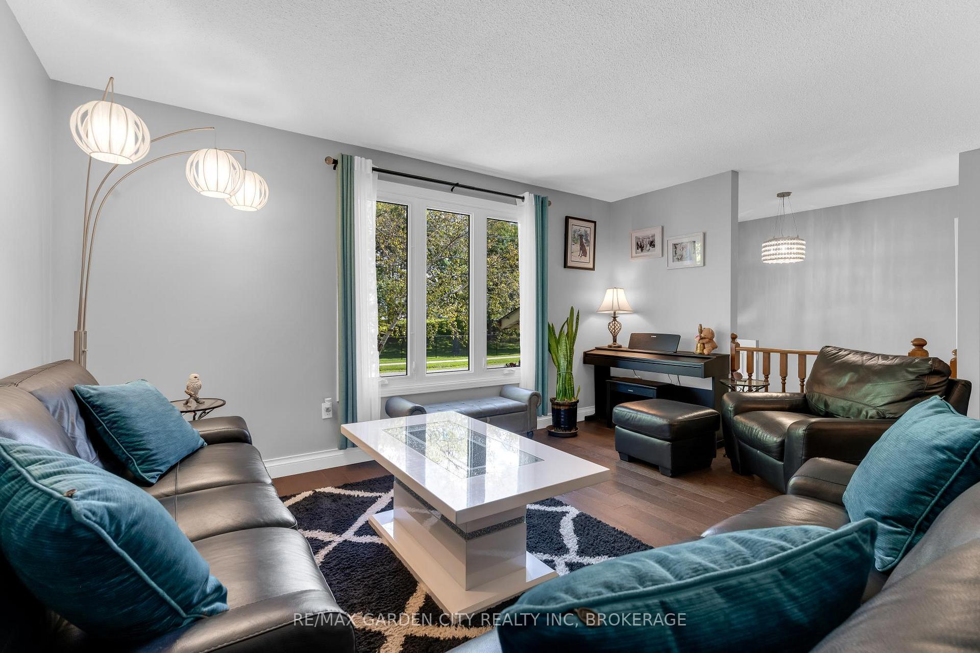 Photo 4 of 54 Crestcombe Road, St. Catharines, Ridley — HOMEH