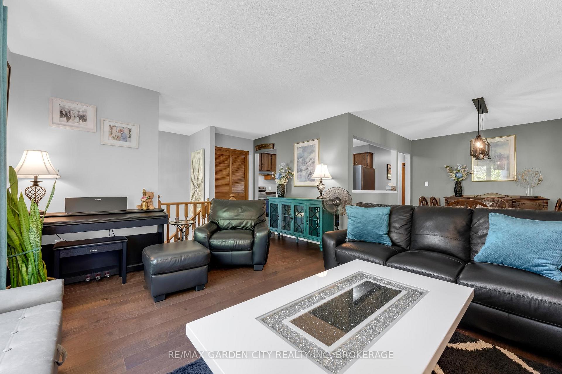 Photo 5 of 54 Crestcombe Road, St. Catharines, Ridley — HOMEH