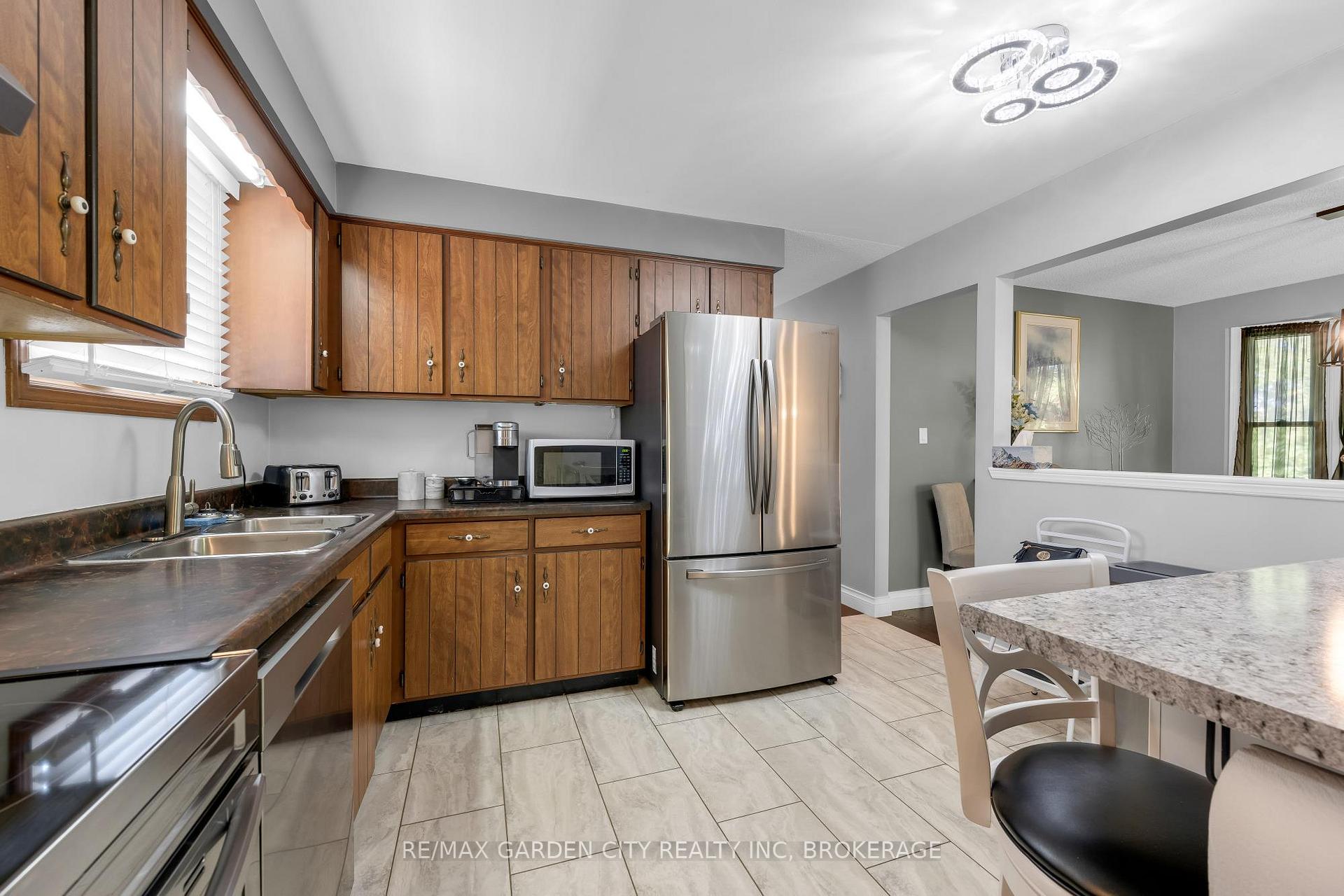 Photo 6 of 54 Crestcombe Road, St. Catharines, Ridley — HOMEH