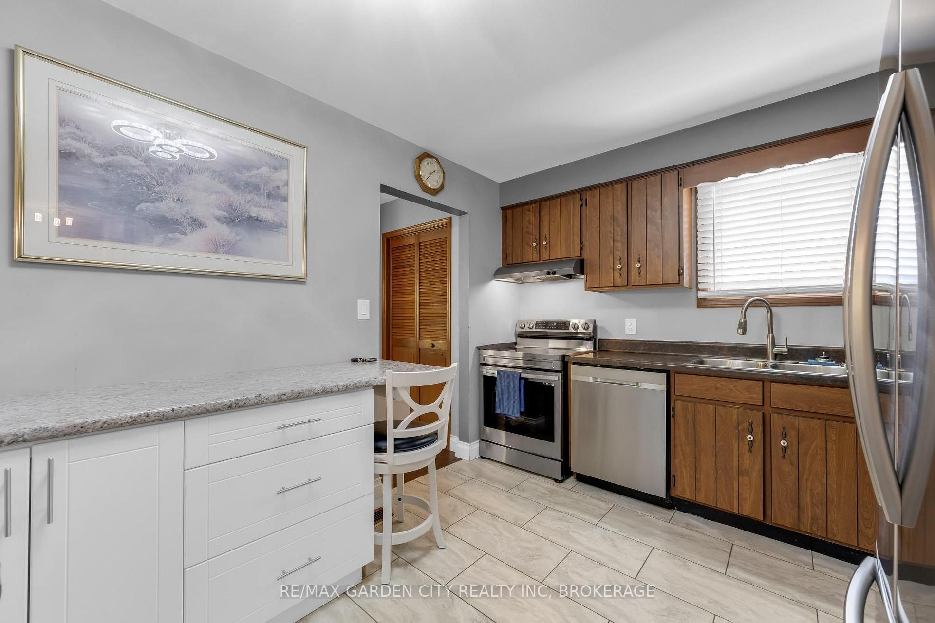 Photo 7 of 54 Crestcombe Road, St. Catharines, Ridley — HOMEH