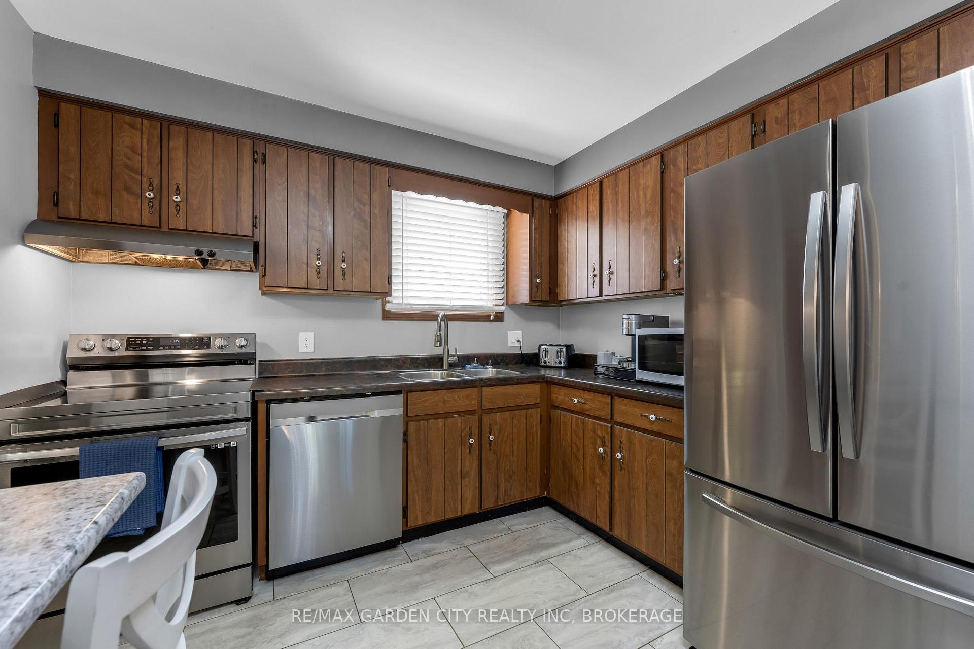 Photo 8 of 54 Crestcombe Road, St. Catharines, Ridley — HOMEH