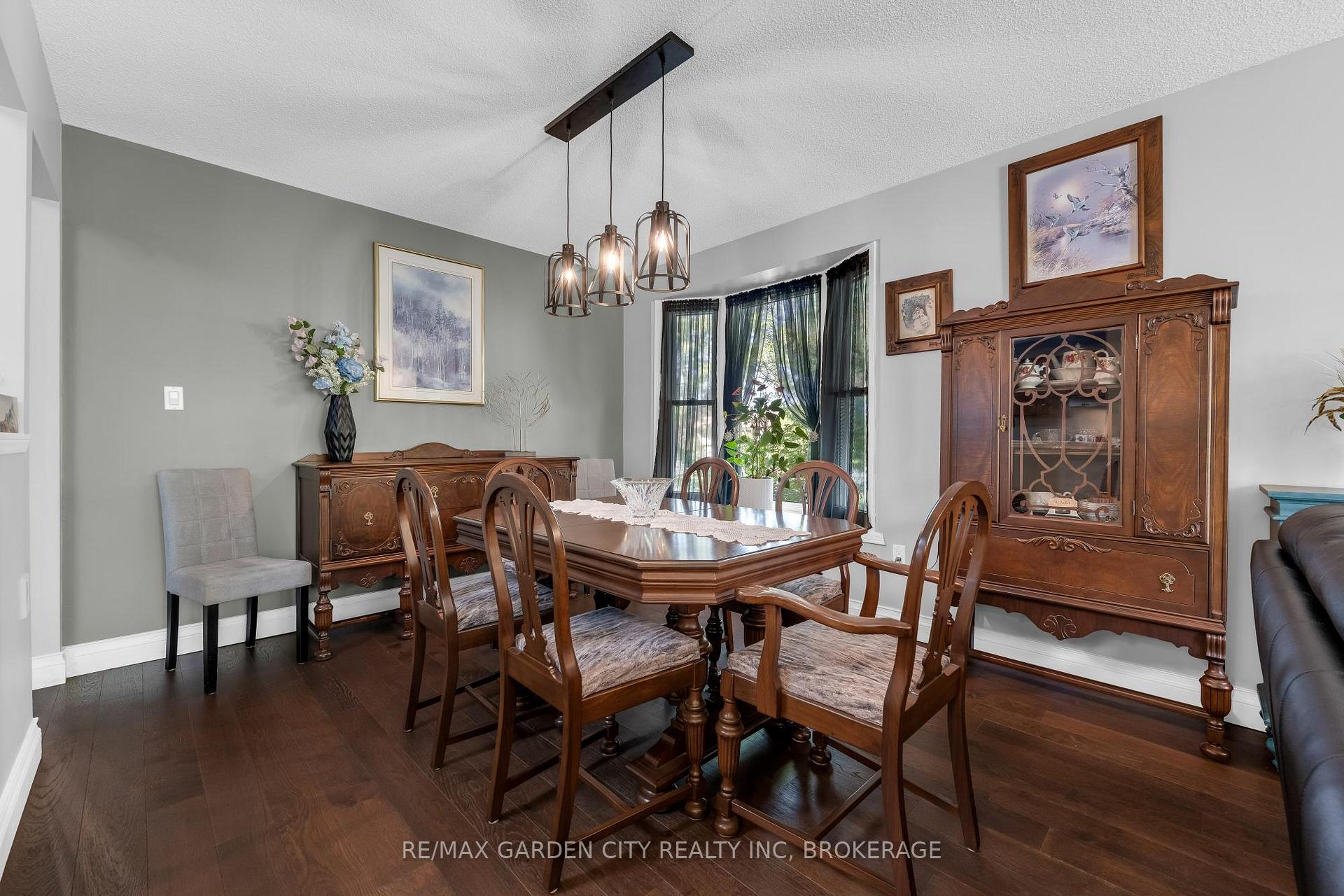 Photo 9 of 54 Crestcombe Road, St. Catharines, Ridley — HOMEH