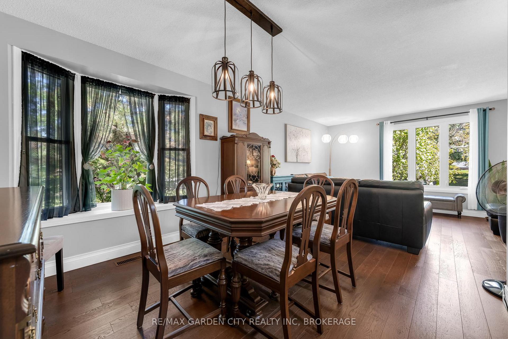 Photo 10 of 54 Crestcombe Road, St. Catharines, Ridley — HOMEH