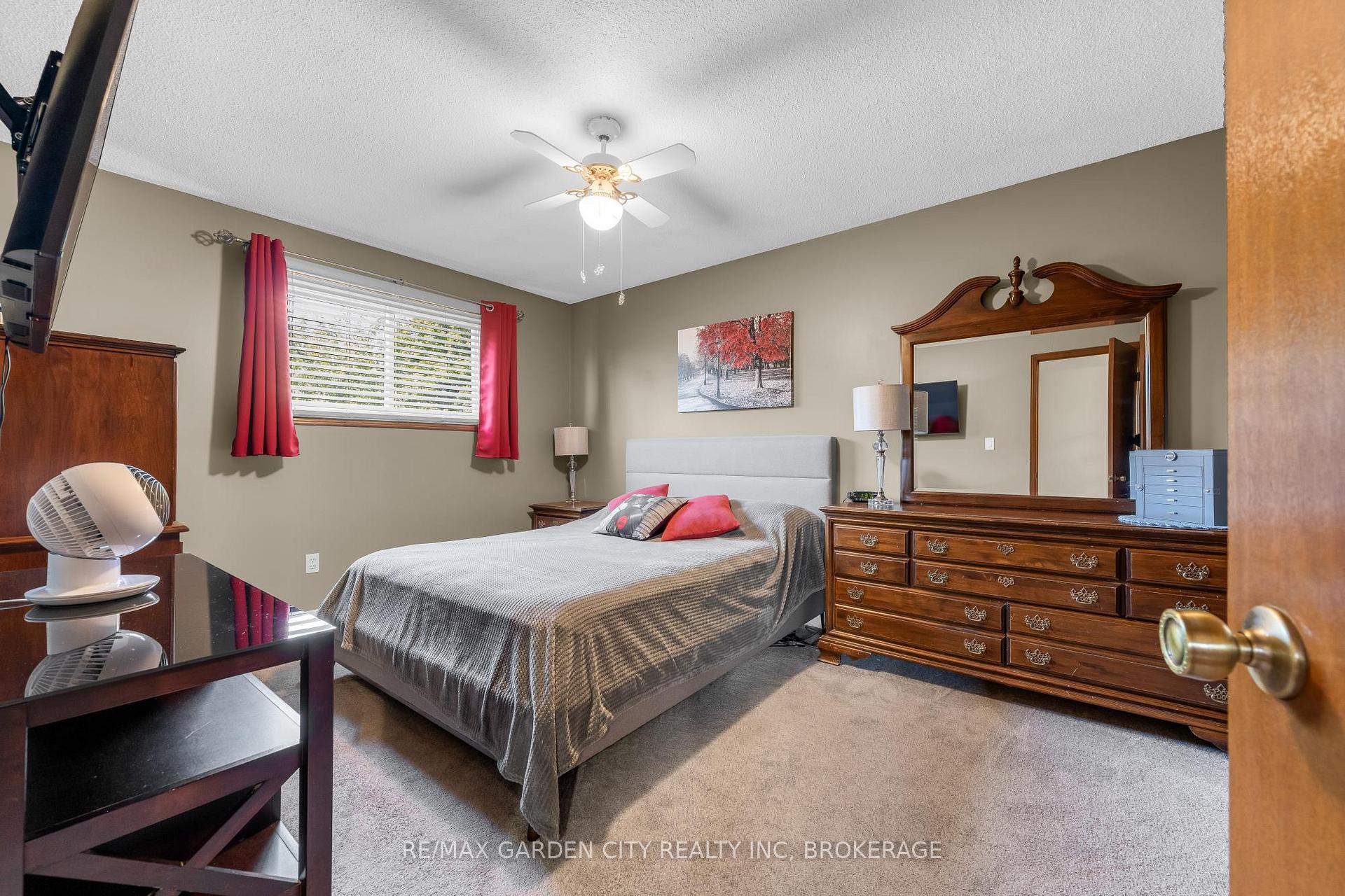 Photo 11 of 54 Crestcombe Road, St. Catharines, Ridley — HOMEH