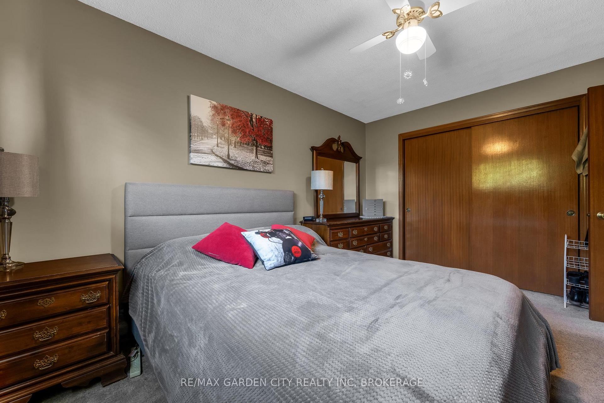Photo 12 of 54 Crestcombe Road, St. Catharines, Ridley — HOMEH