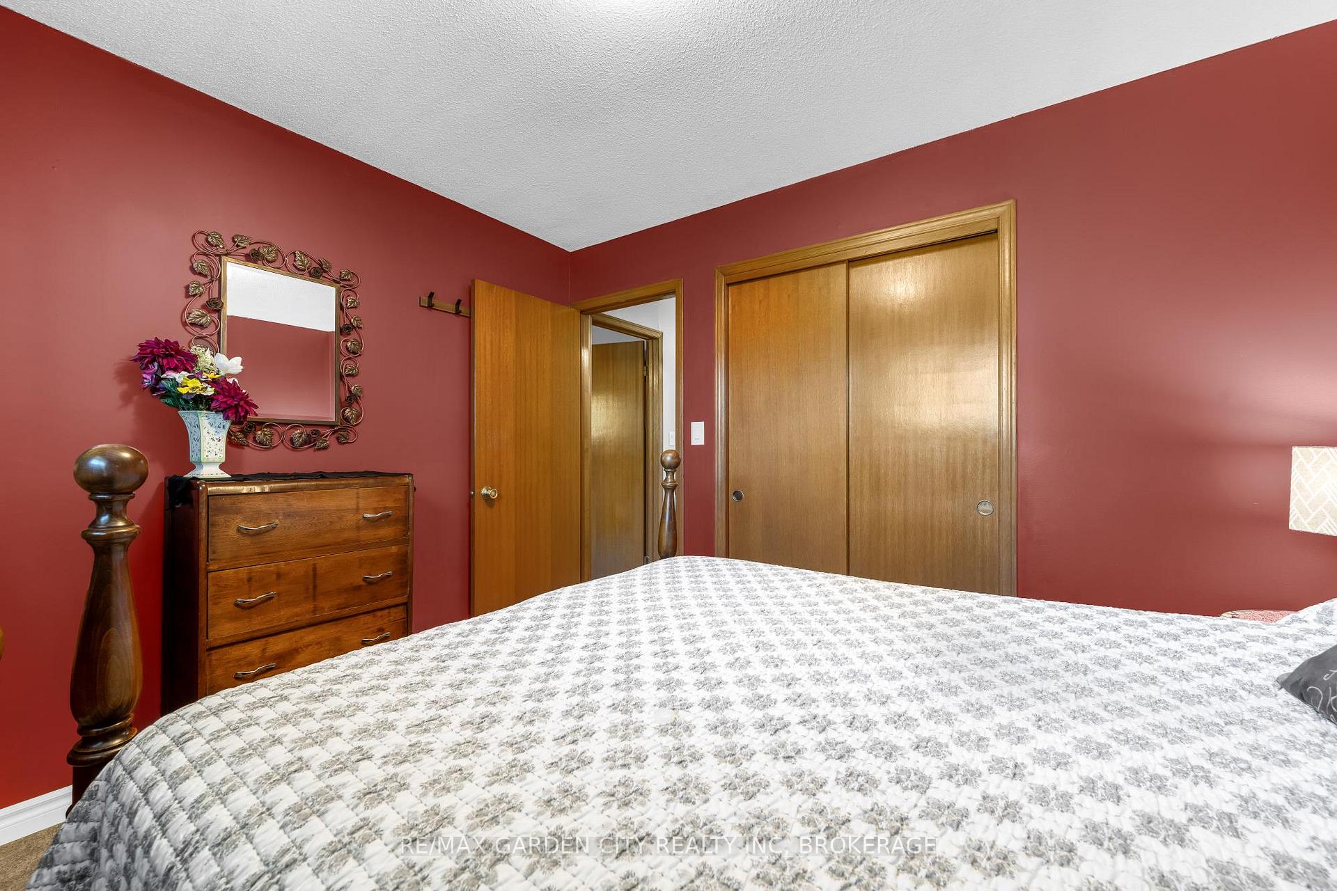 Photo 13 of 54 Crestcombe Road, St. Catharines, Ridley — HOMEH