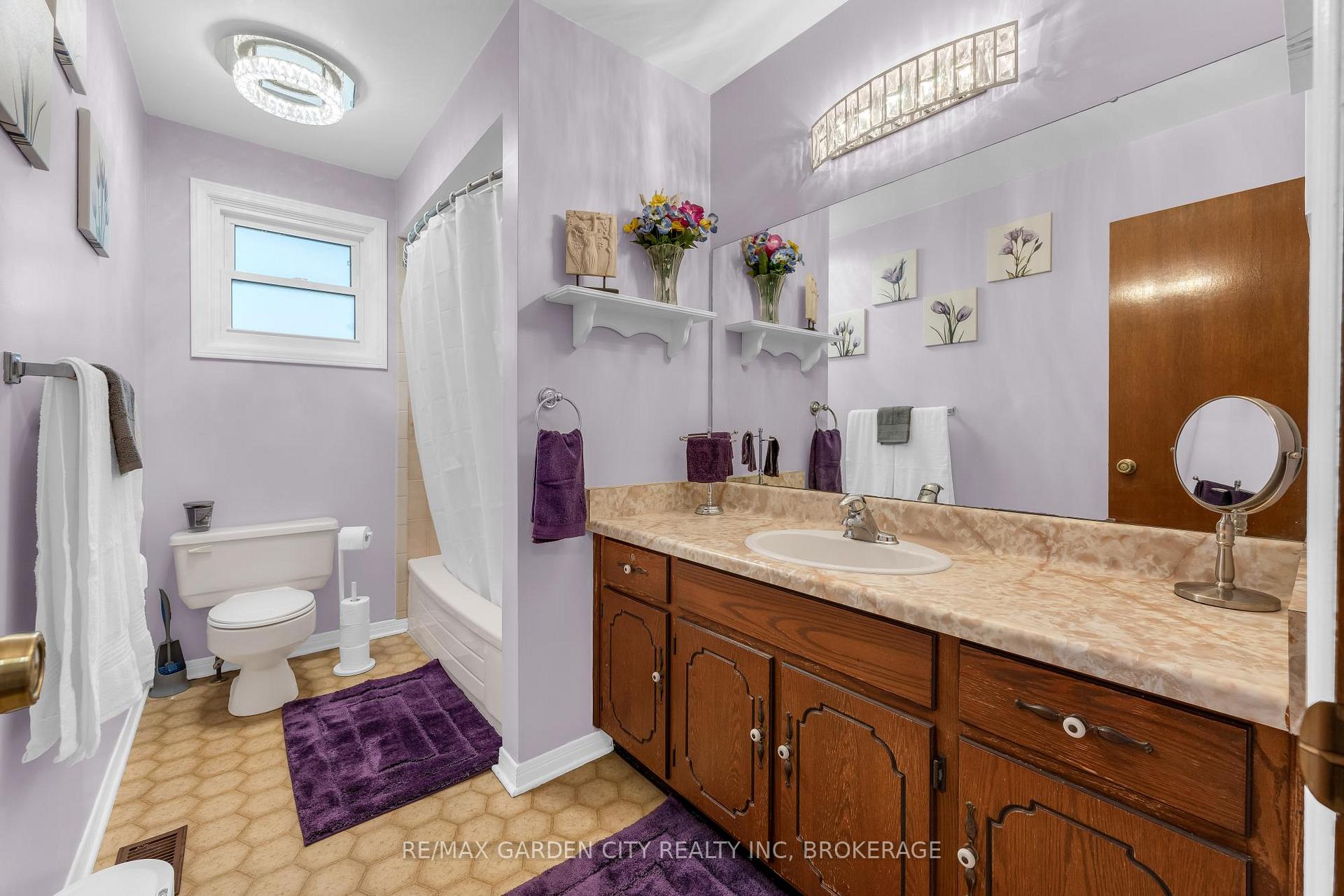 Photo 17 of 54 Crestcombe Road, St. Catharines, Ridley — HOMEH