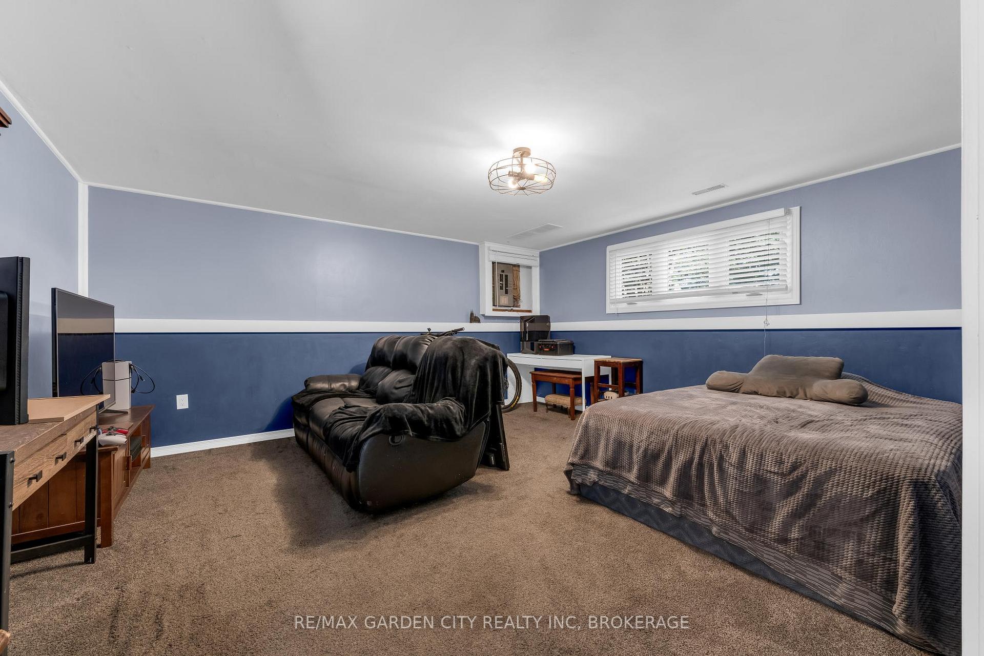 Photo 22 of 54 Crestcombe Road, St. Catharines, Ridley — HOMEH