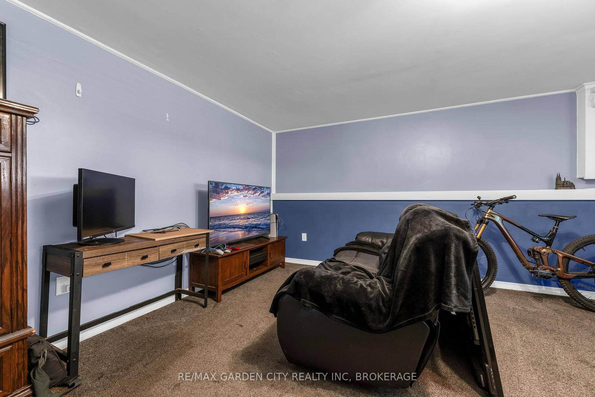 Photo 23 of 54 Crestcombe Road, St. Catharines, Ridley — HOMEH
