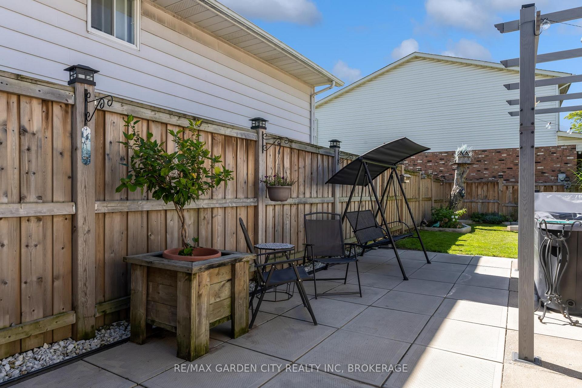 Photo 25 of 54 Crestcombe Road, St. Catharines, Ridley — HOMEH