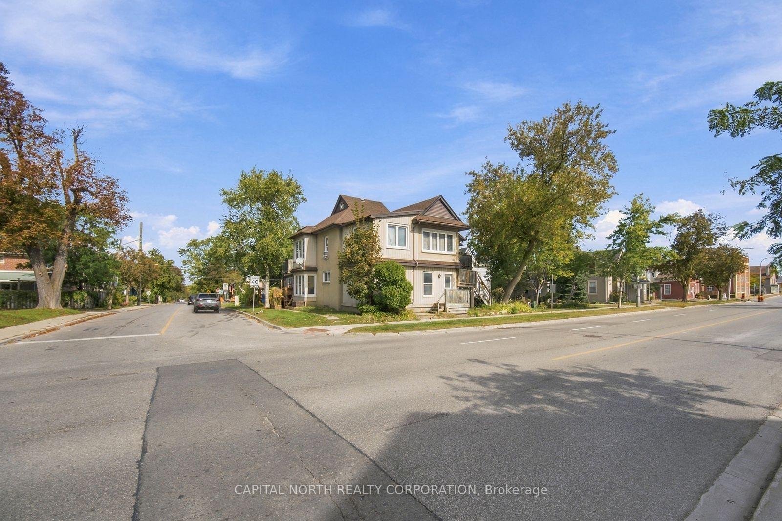Photo 4 of Unit 2, 104 Wellington Street E, Aurora, Aurora Village — HOMEH