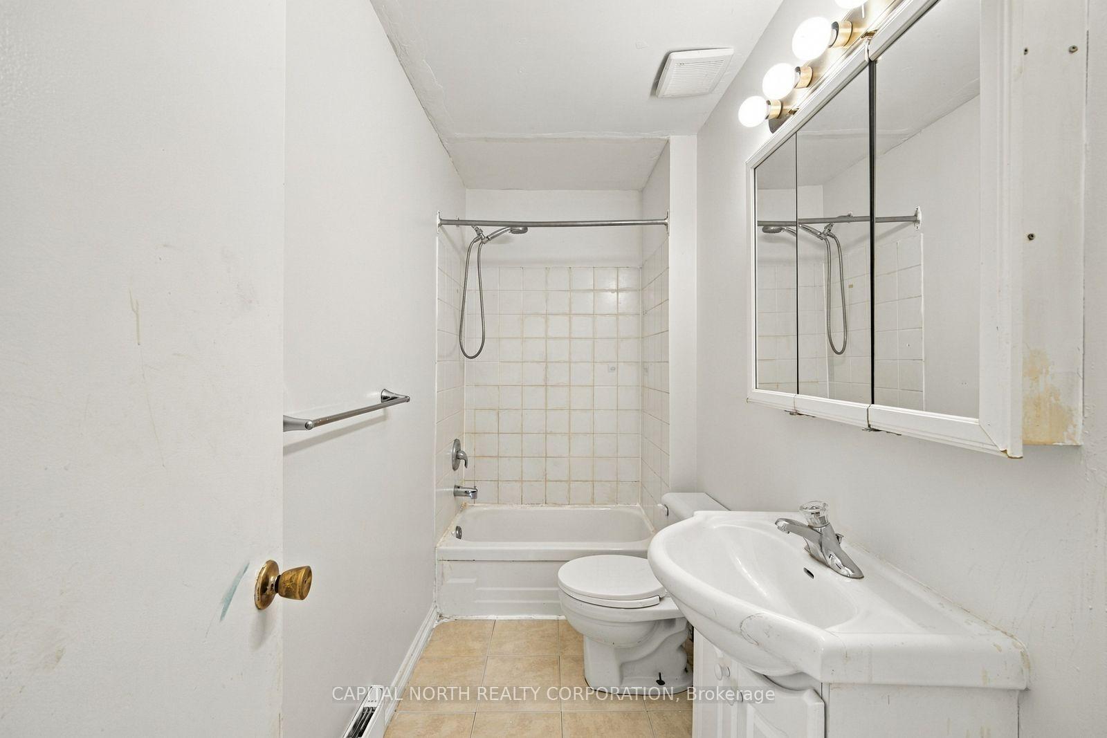 Photo 20 of Unit 2, 104 Wellington Street E, Aurora, Aurora Village — HOMEH