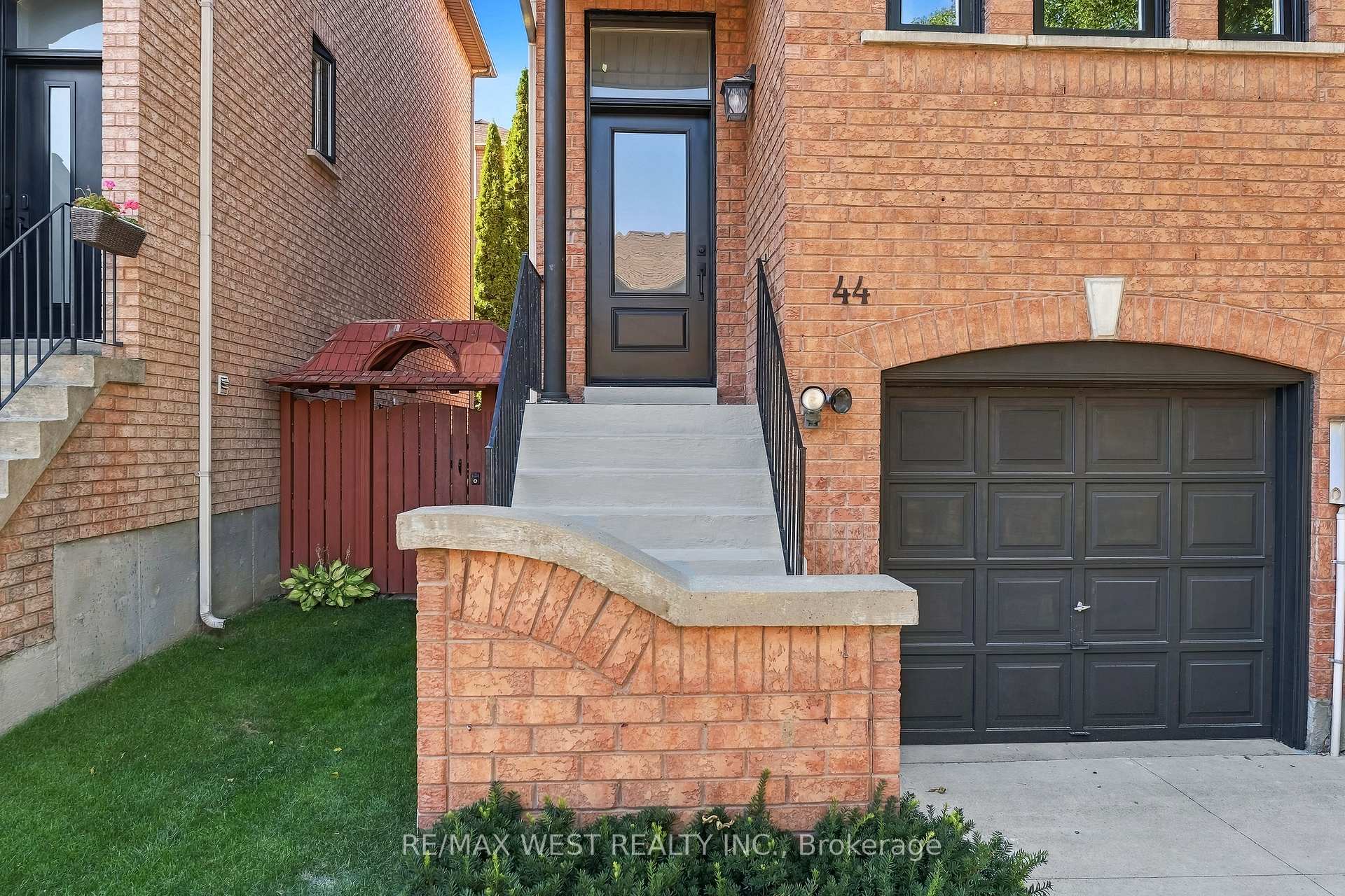 Photo 3 of 44 Bluewater Court, Etobicoke, Mimico — HOMEH