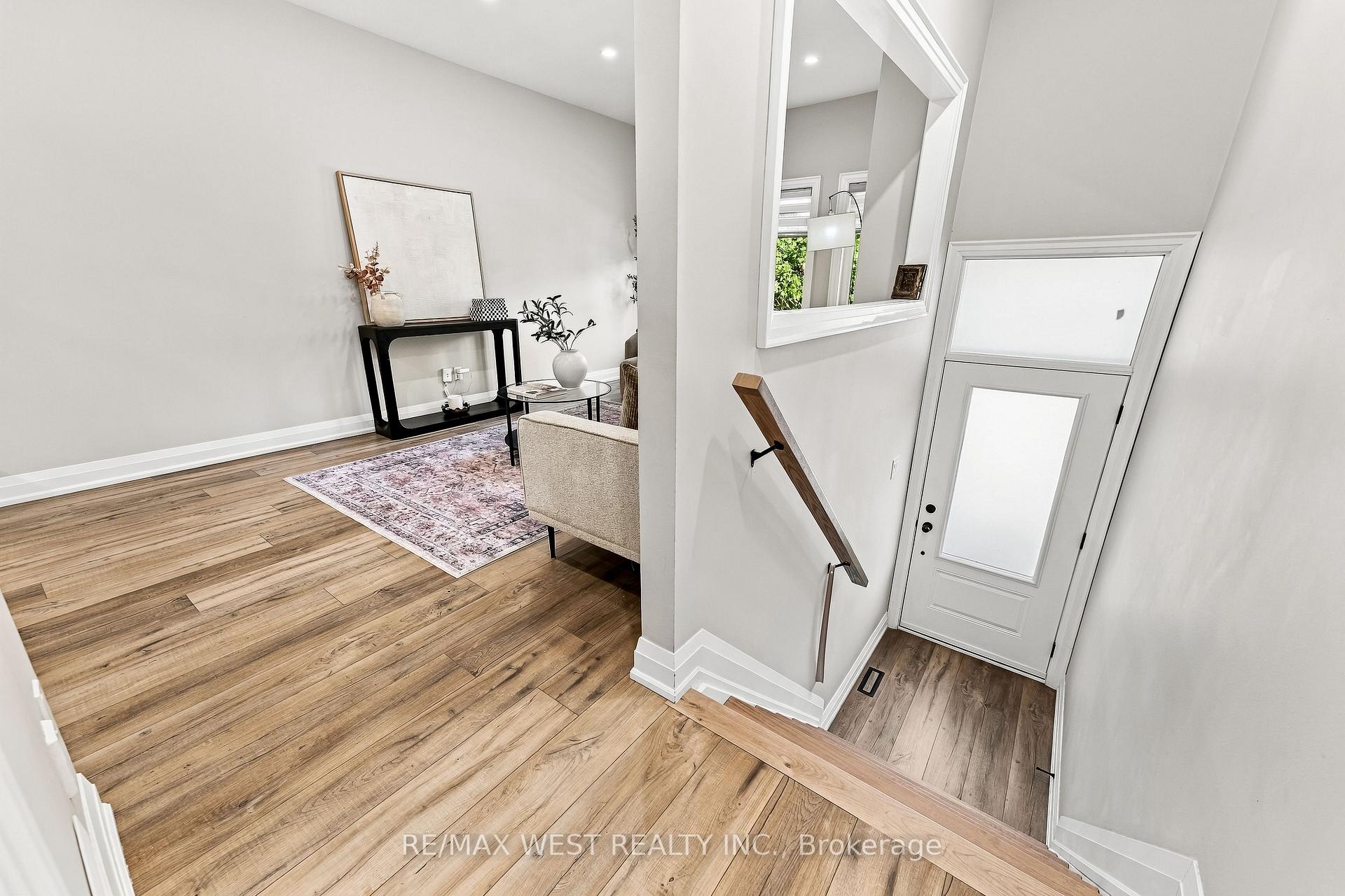 Photo 5 of 44 Bluewater Court, Etobicoke, Mimico — HOMEH