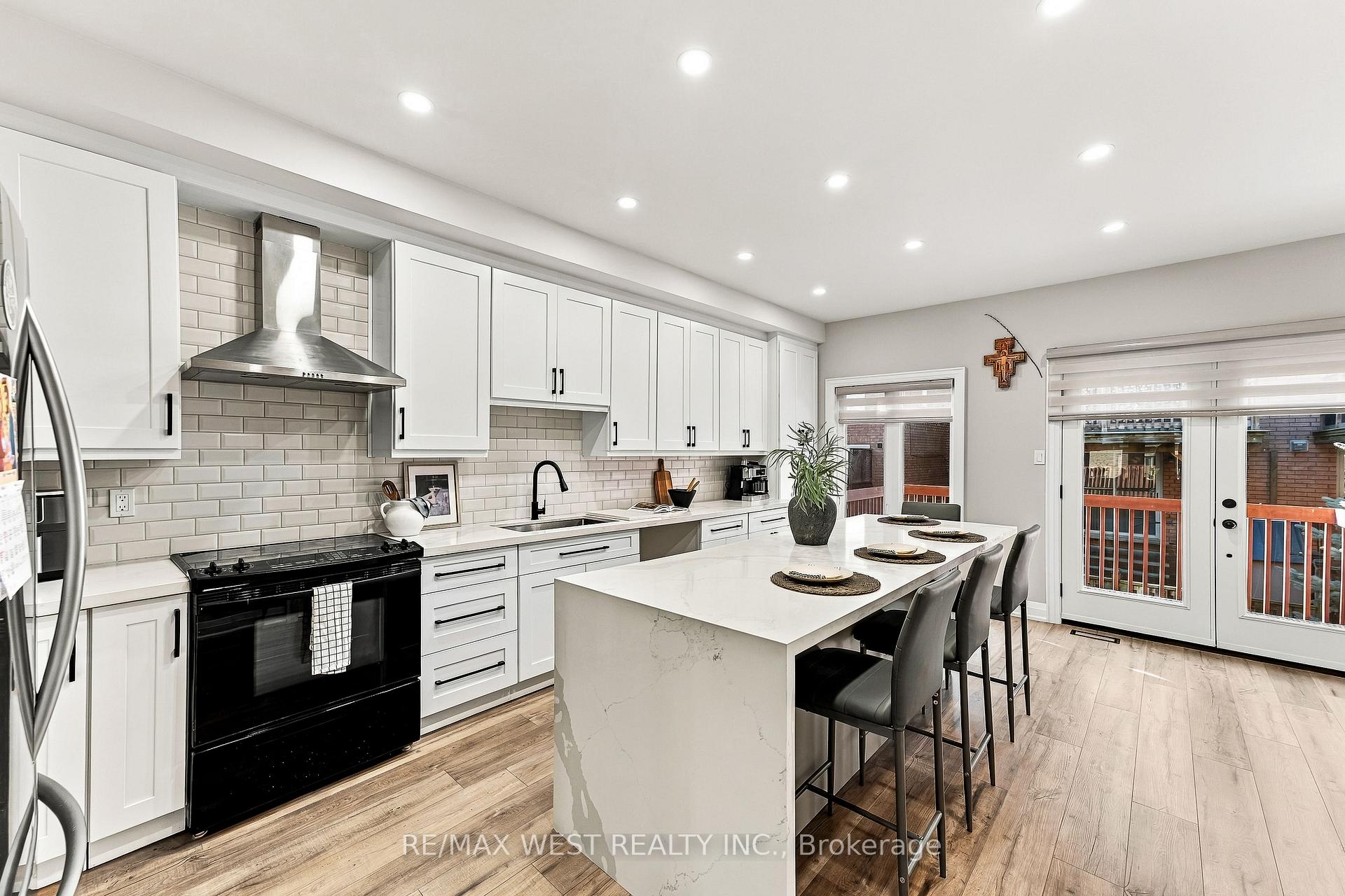 Photo 10 of 44 Bluewater Court, Etobicoke, Mimico — HOMEH