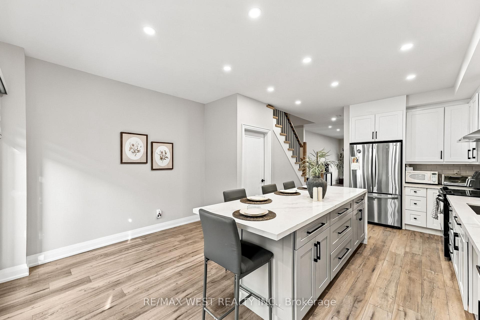 Photo 11 of 44 Bluewater Court, Etobicoke, Mimico — HOMEH