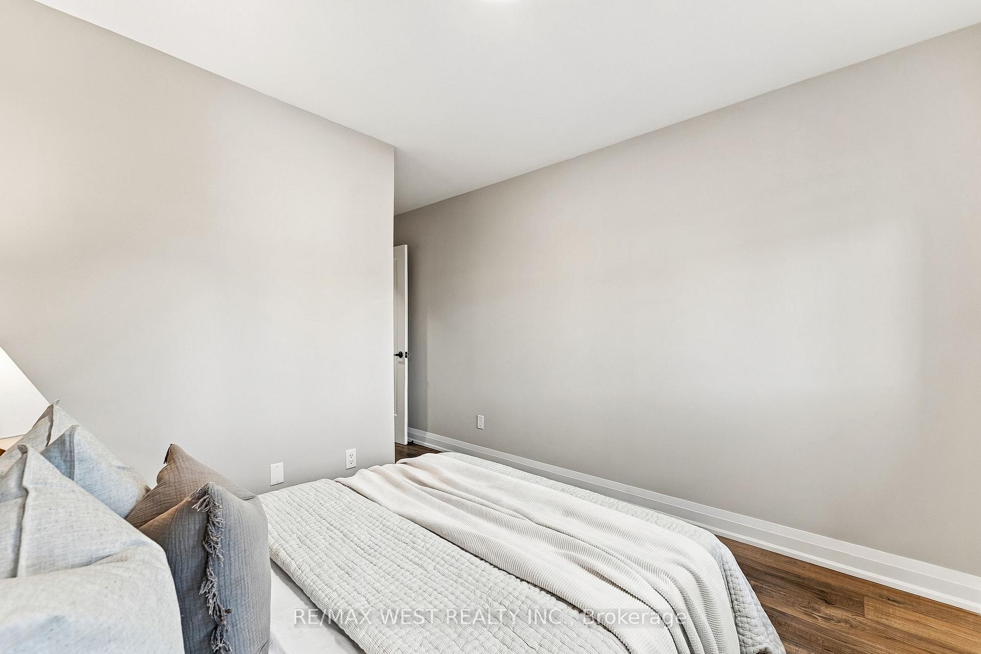 Photo 23 of 44 Bluewater Court, Etobicoke, Mimico — HOMEH