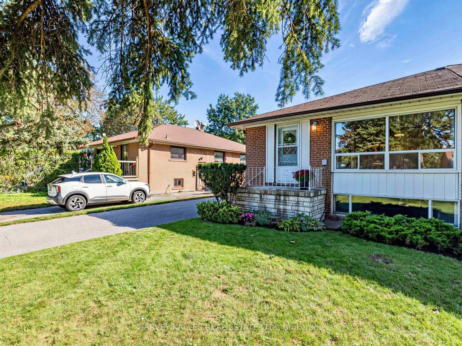 Photo 3 of 70 Pintail Crescent, North York, Parkwoods-Donalda — HOMEH
