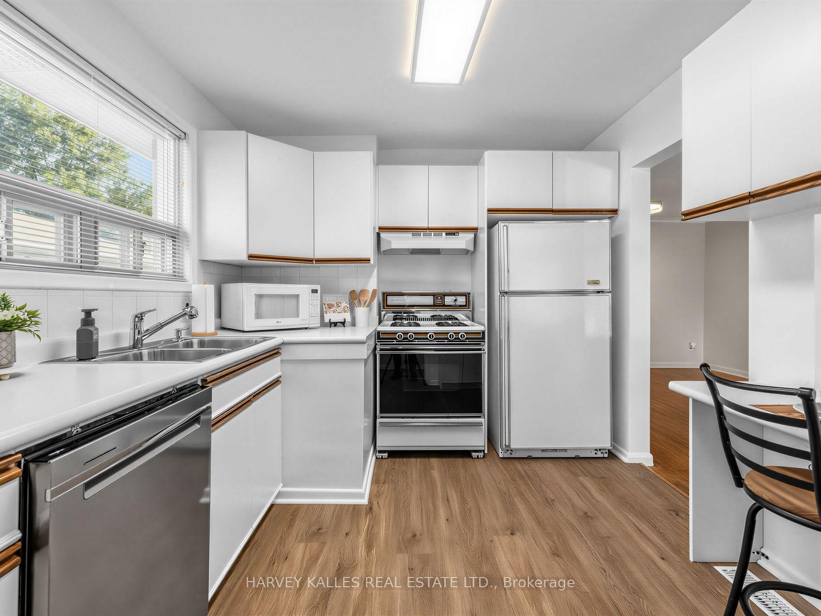 Photo 12 of 70 Pintail Crescent, North York, Parkwoods-Donalda — HOMEH
