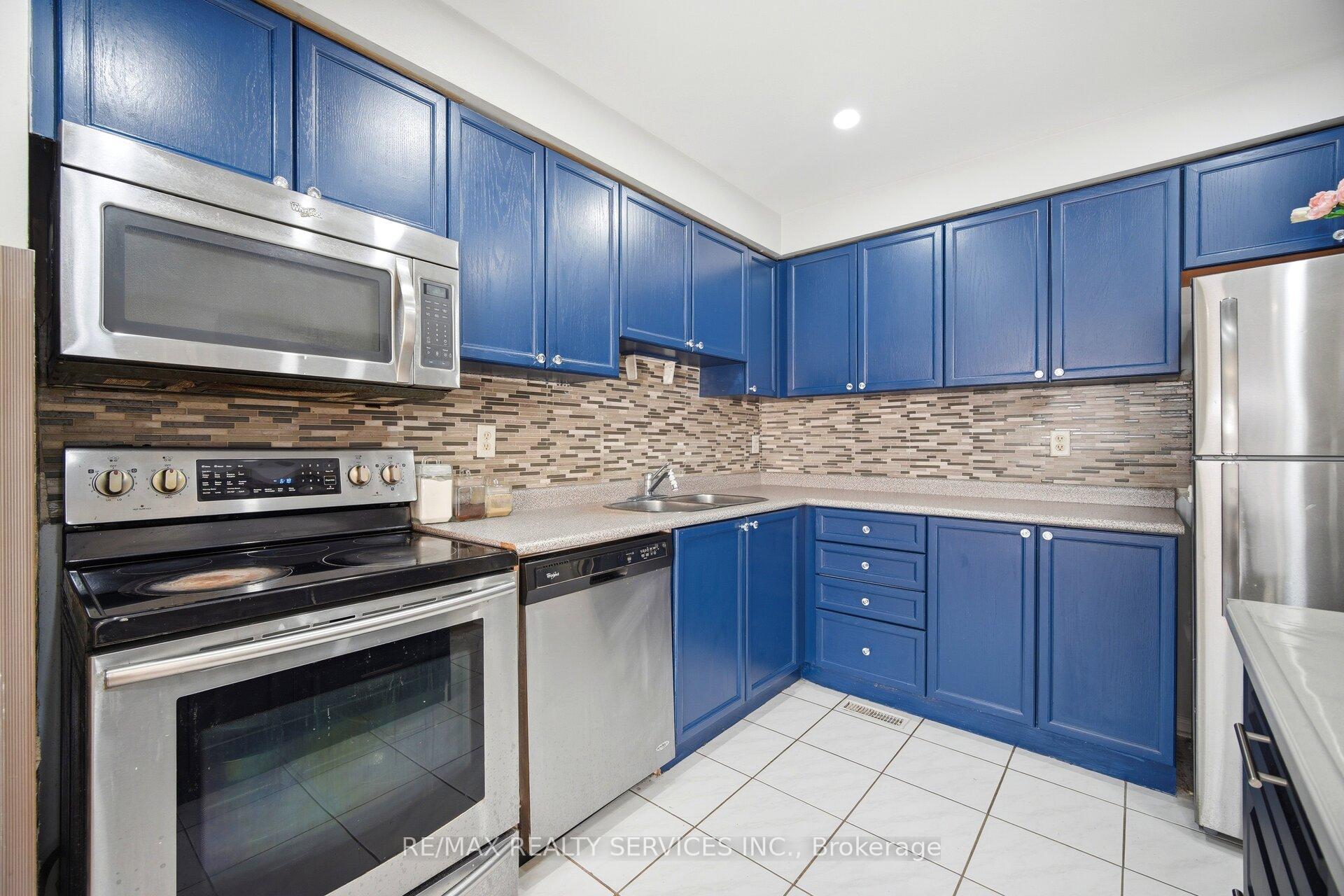 Photo 16 of 29 Lonestar Crescent, Brampton, Fletcher's Meadow — HOMEH