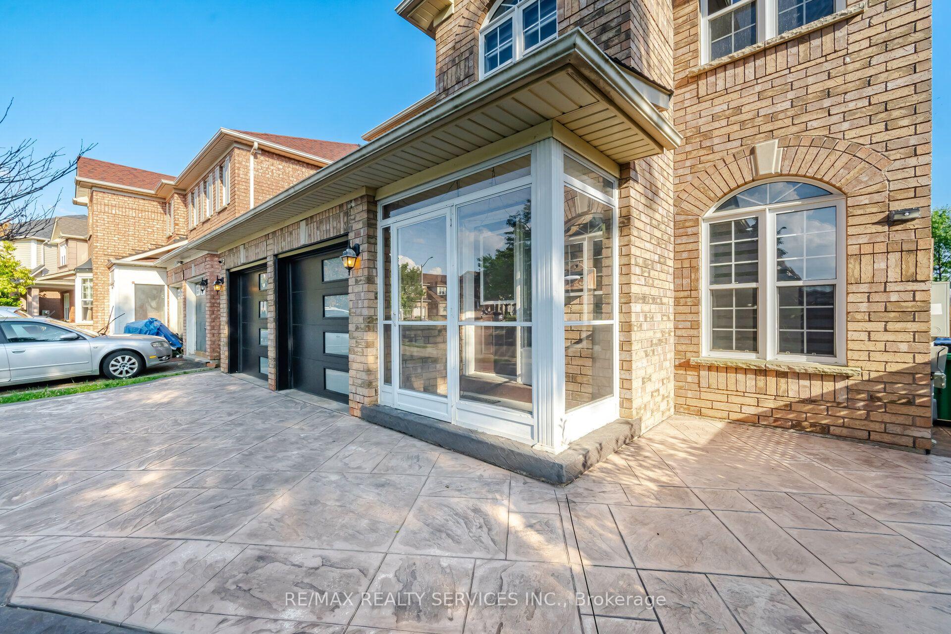 Photo 8 of 4 Sunnybrook Crescent, Brampton, Fletcher's Meadow — HOMEH