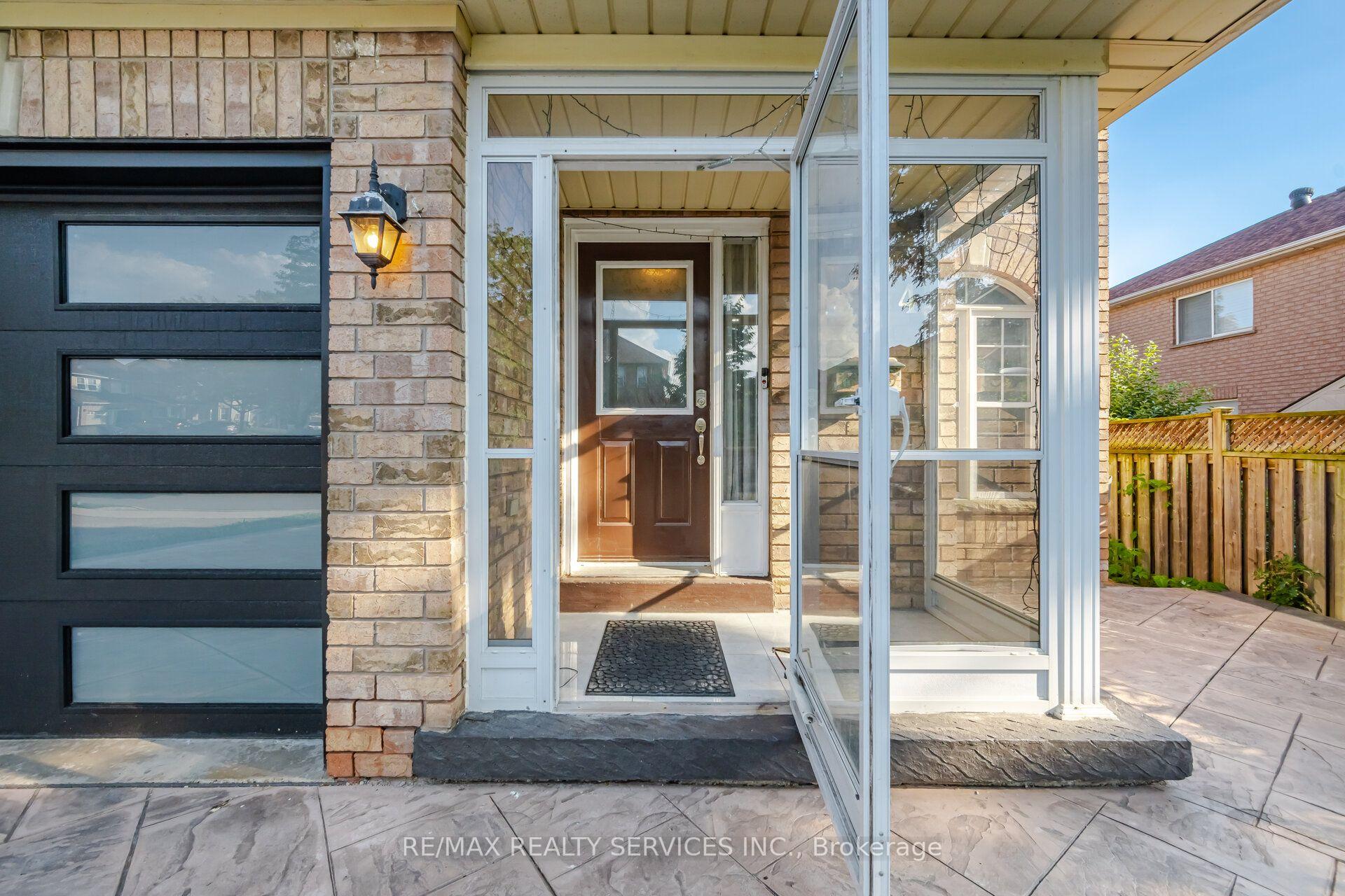 Photo 10 of 4 Sunnybrook Crescent, Brampton, Fletcher's Meadow — HOMEH