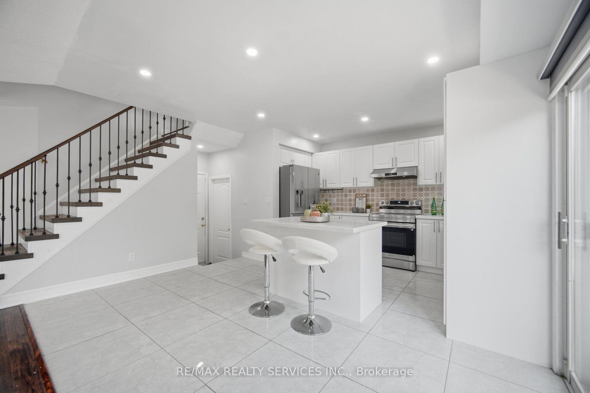 Photo 22 of 4 Sunnybrook Crescent, Brampton, Fletcher's Meadow — HOMEH