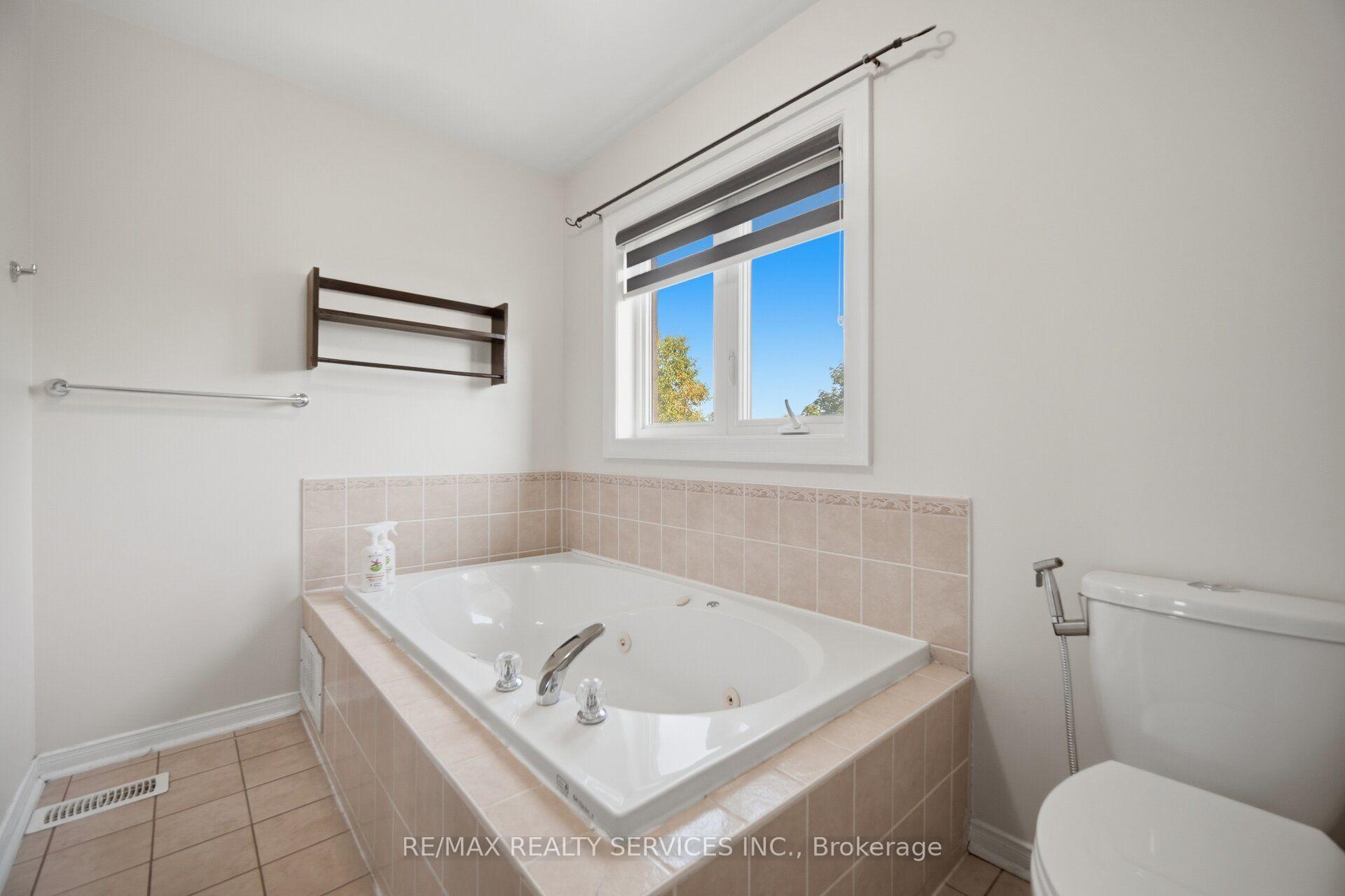 Photo 34 of 4 Sunnybrook Crescent, Brampton, Fletcher's Meadow — HOMEH