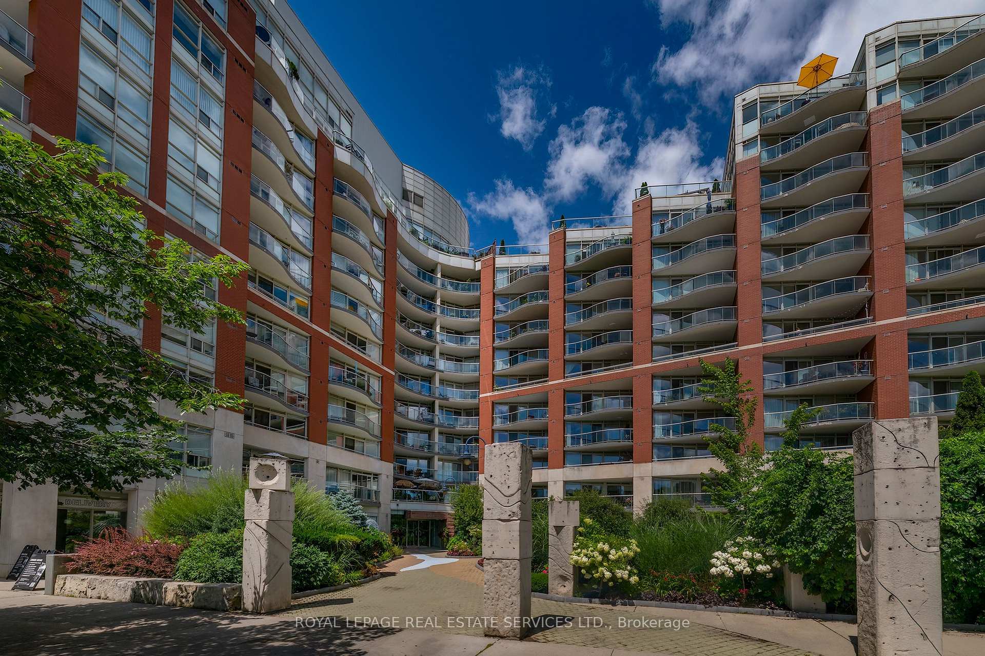 Front of Unit 707, 550 Queens Quay W