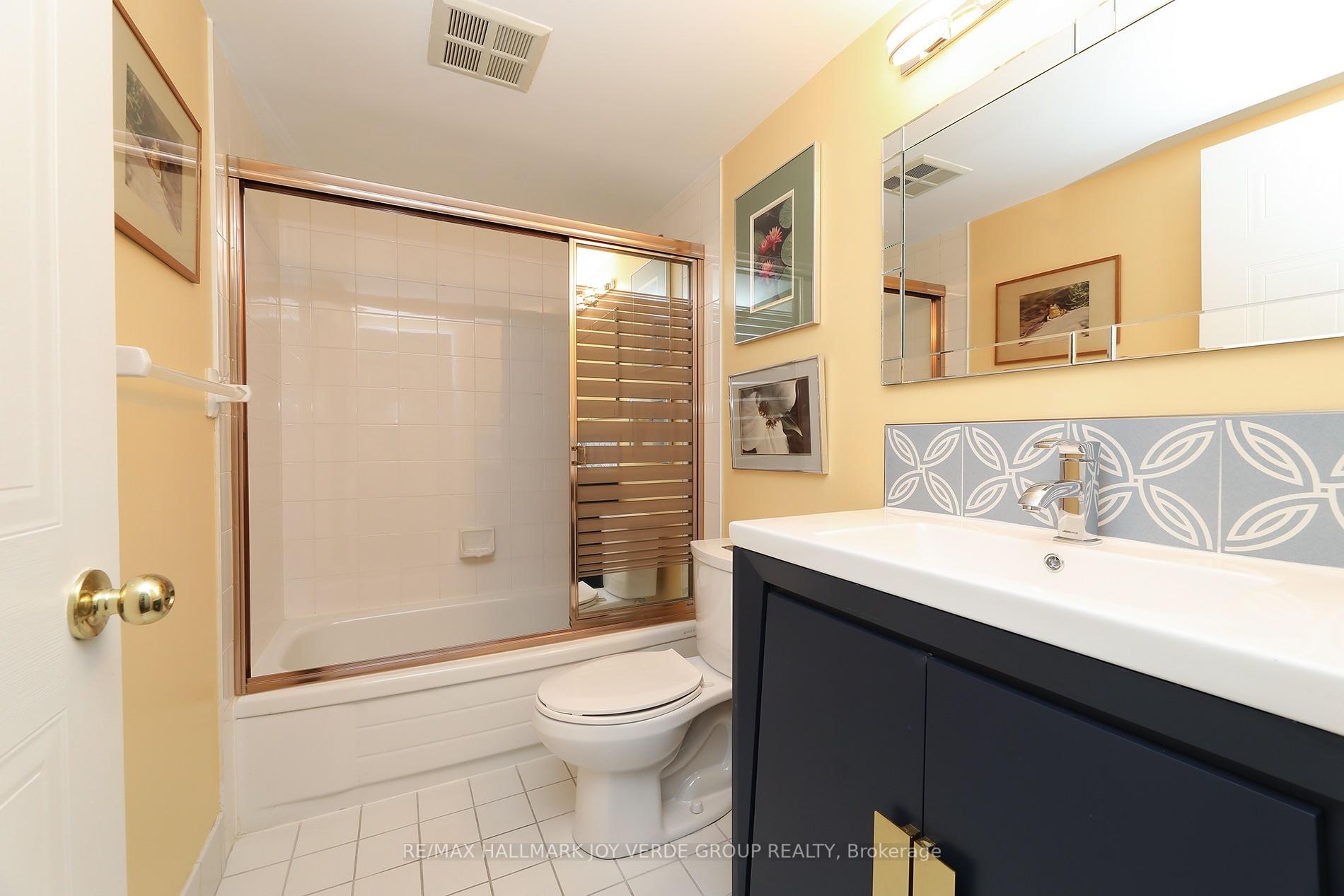 Photo 12 of Unit 405, 5 Kenneth Avenue, North York, Willowdale East — HOMEH