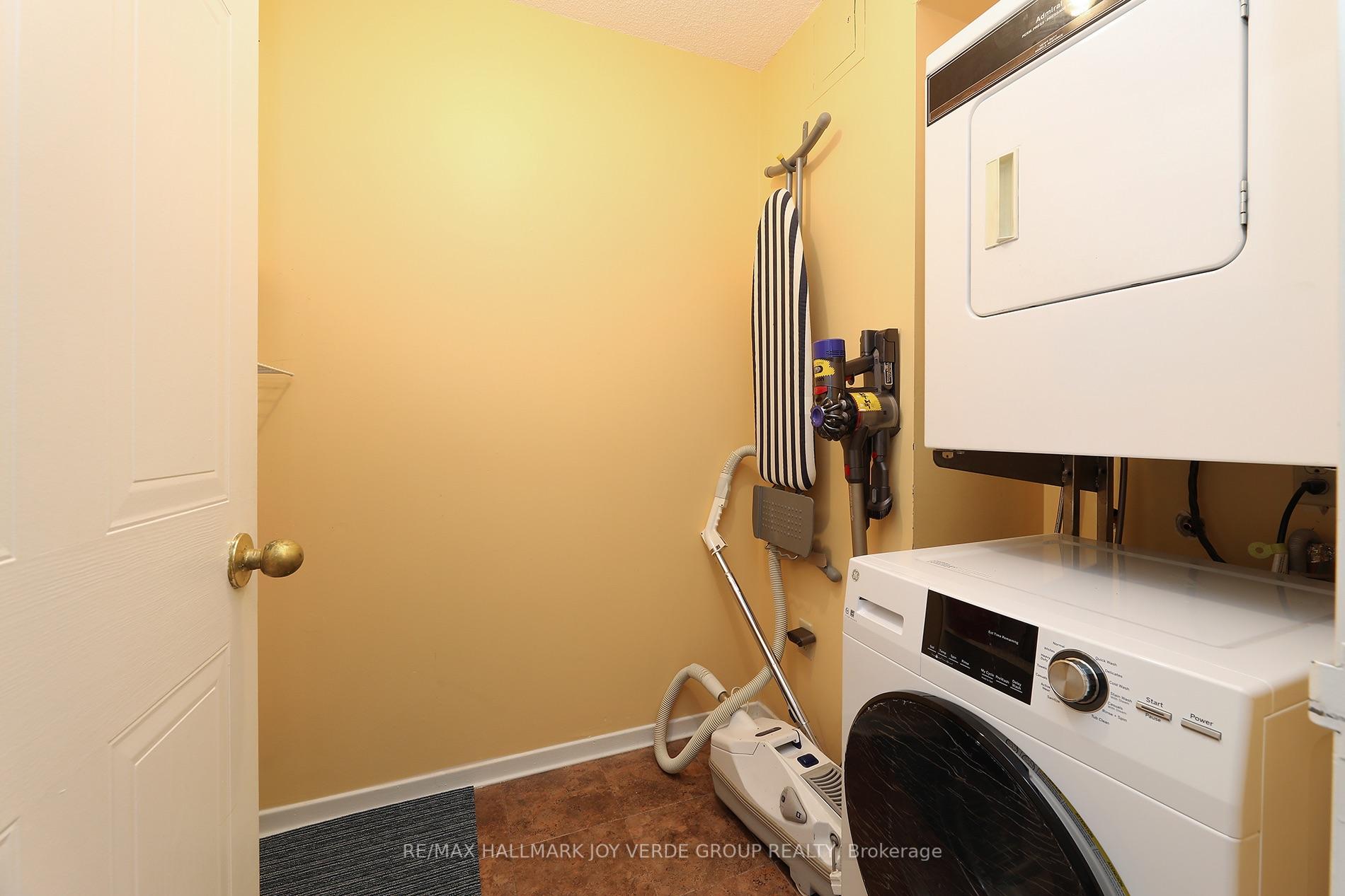 Photo 17 of Unit 405, 5 Kenneth Avenue, North York, Willowdale East — HOMEH