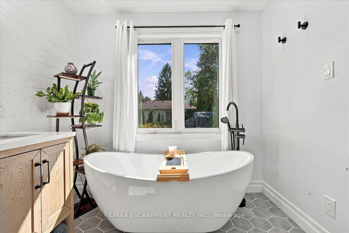 Photo 25 of 38 Enmore Avenue, Hamilton, Ancaster — HOMEH