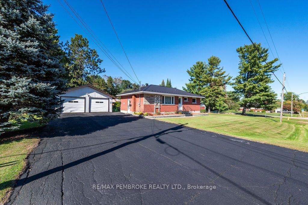 Photo 3 of 41 Centre Street W, Petawawa, Petawawa — HOMEH