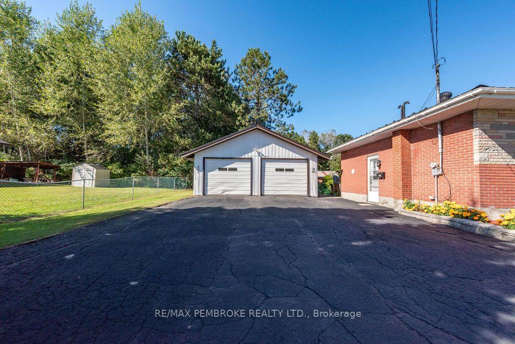Photo 4 of 41 Centre Street W, Petawawa, Petawawa — HOMEH