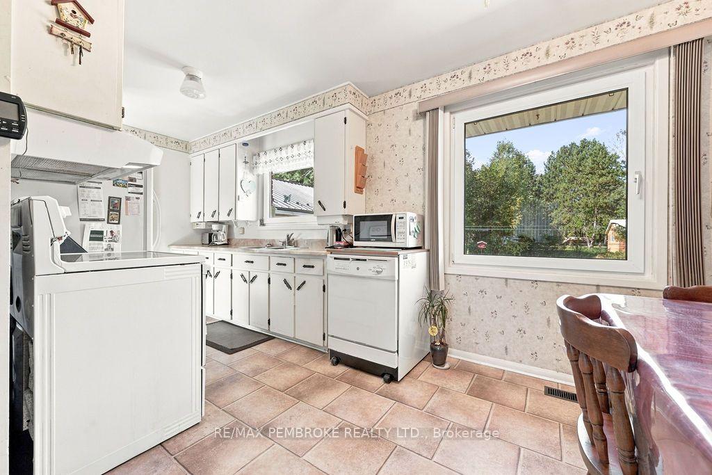 Photo 13 of 41 Centre Street W, Petawawa, Petawawa — HOMEH